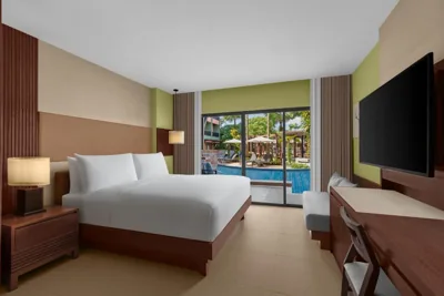 프리미어 객실 킹침대 1개, 수영장 바로 연결 — Courtyard by Marriott Phuket, Patong Beach Resort